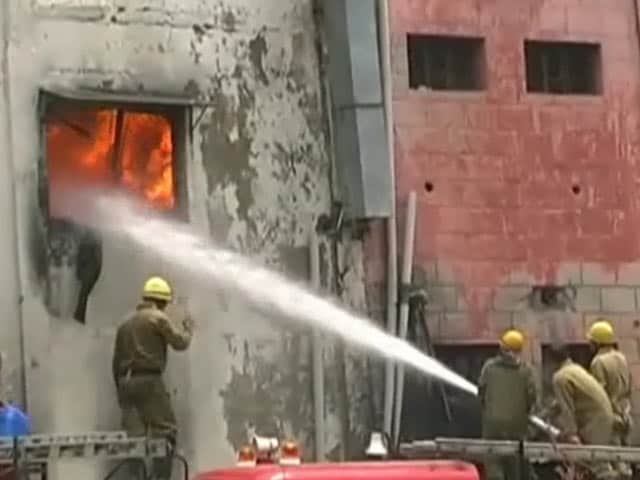 Videos : दिल्ली : मंगोलपुरी में जूता फैक्टरी में आग लगी