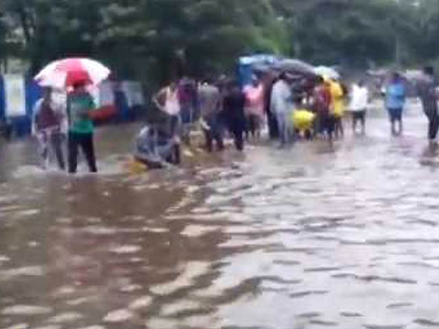 Local Residents Help BMC Staff in Waterlogged Mumbai