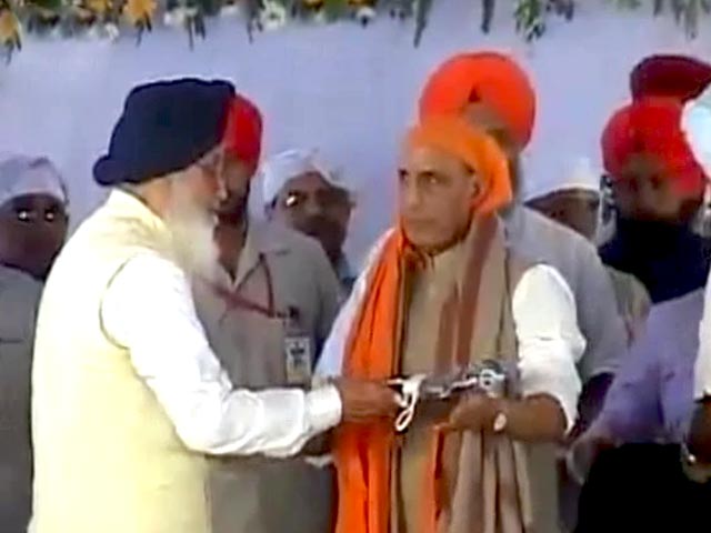 आनंदपुर साहिब के स्थापना दिवस कार्यक्रम में एक मंच पर राजनाथ और बादल