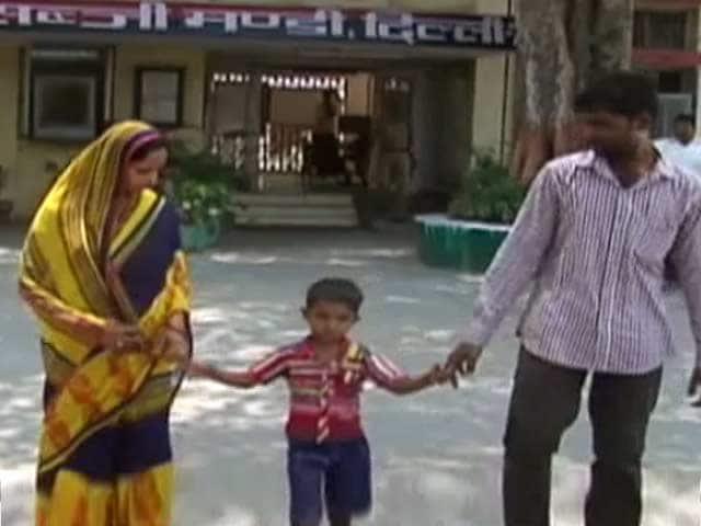 Videos : दिल्ली पुलिस के 'बेबीज़ डे आउट' अभियान की बदौलत परिवार से मिला गुमशुदा बच्चा