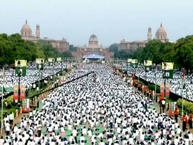 योग के रंग में रंगा देश, राजपथ पर हजारों लोग जुटे