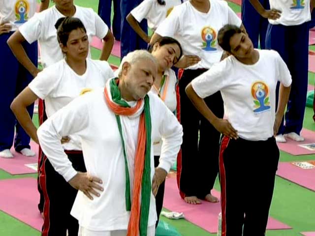 राजपथ पर पीएम मोदी ने हजारों लोगों के साथ किया योग