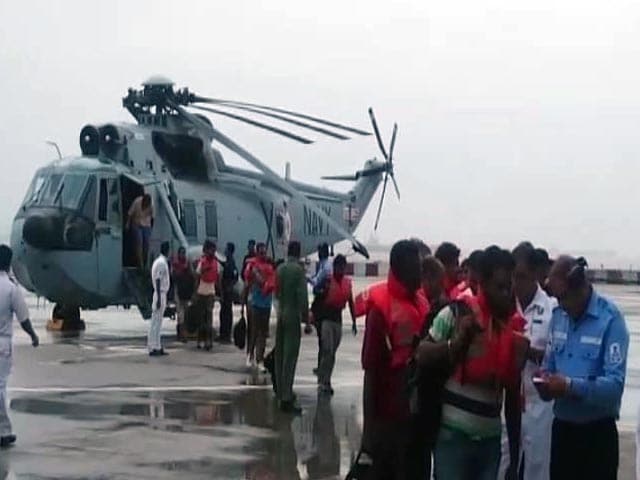 Videos : मुंबई : समुद्र में फंसे कार्गो जहाज के सभी 20 क्रू मेंबर्स बचाए गए