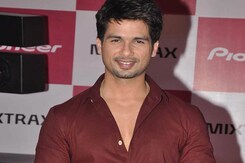 Shahid Replaces Madhuri as <i>Jhalak Dikhhla Jaa</i> Judge Shahid Replaces Madhuri as <i>Jhalak Dikhhla Jaa</i> Judge