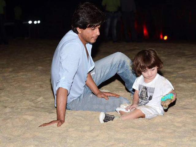 Video : Shah Rukh Khan Voted 'Hottest Father' in Bollywood