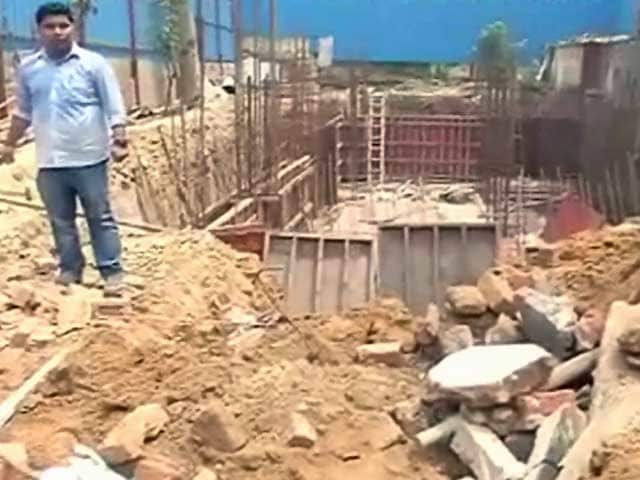 Video : दिल्ली के सर्वोदय एनक्लेव में एक निर्माणाधीन इमारत गिरी