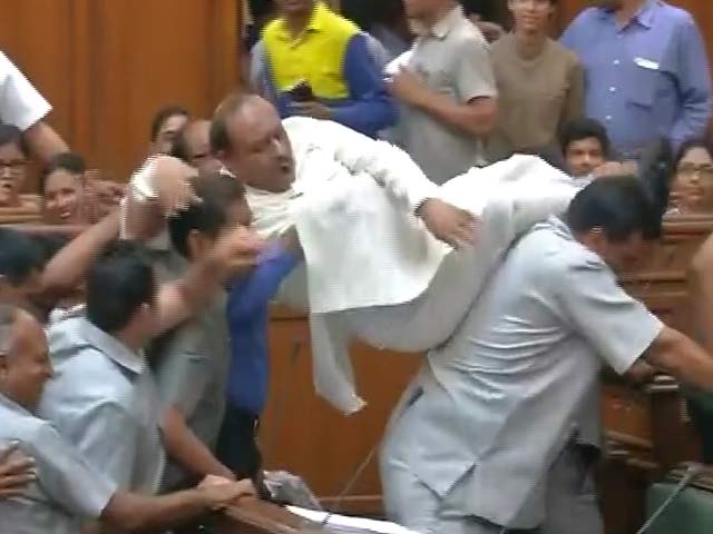 BJP Lawmaker Vijender Gupta Gets a 'Lift' Out of Delhi Assembly
