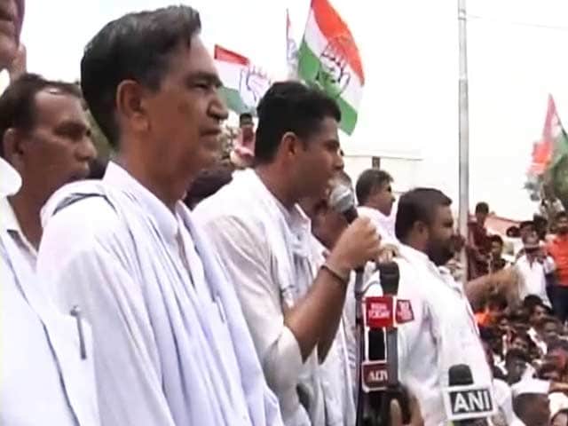 Videos : वसुंधरा के इस्तीफ़े पर अड़ी कांग्रेस, जयपुर में सड़क पर जमकर हुआ प्रदर्शन