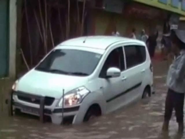 गुजरात में बारिश से आम जनजीवन बेहाल, नदी-नाले उफान पर