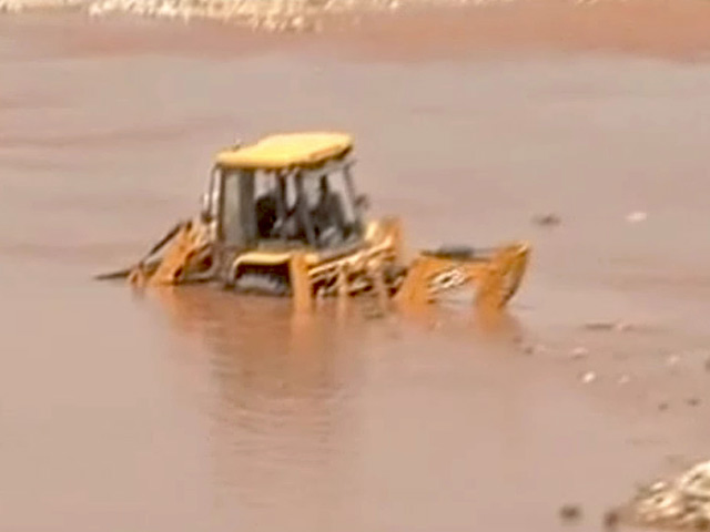 तवी नदी में अचानक आई बाढ़, कई गाड़ियां फंसीं