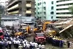 मुंबई में 542 खतरनाक इमारतों को बीएमसी ने दिया खाली करने का फरमान मुंबई में 542 खतरनाक इमारतों को बीएमसी ने दिया खाली करने का फरमान