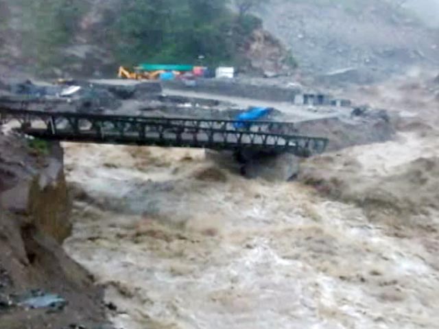 उत्तराखंड में भारी बारिश से पुल टूटे, चार धाम यात्रा रोकी गई