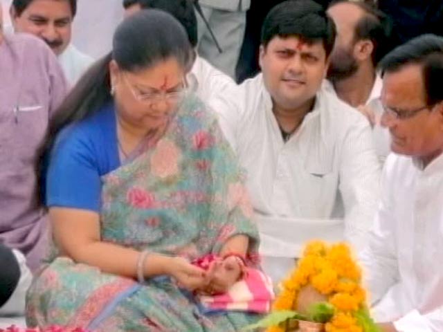 प्राइम टाइम इंट्रो : ललित मोदी ने एक-एक कर सबको लपेटा