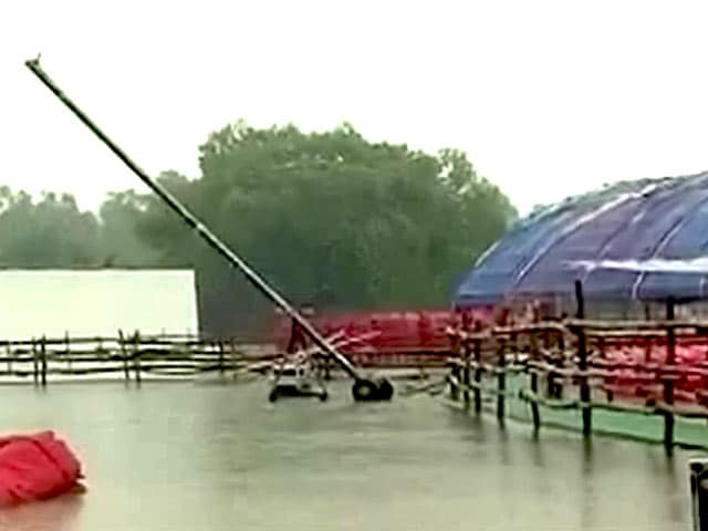 Videos : वाराणसी में मूसलाधार बारिश के कारण पीएम मोदी का दौरा रद्द