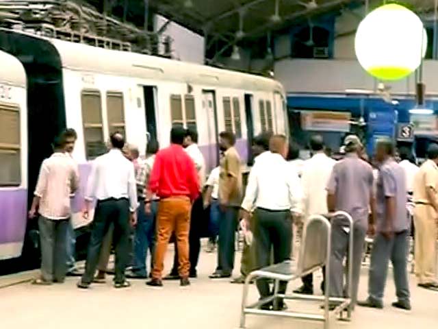 मुंबई : चर्चगेट स्टेशन पर प्लेटफॉर्म पर चढ़ गई लोकल ट्रेन