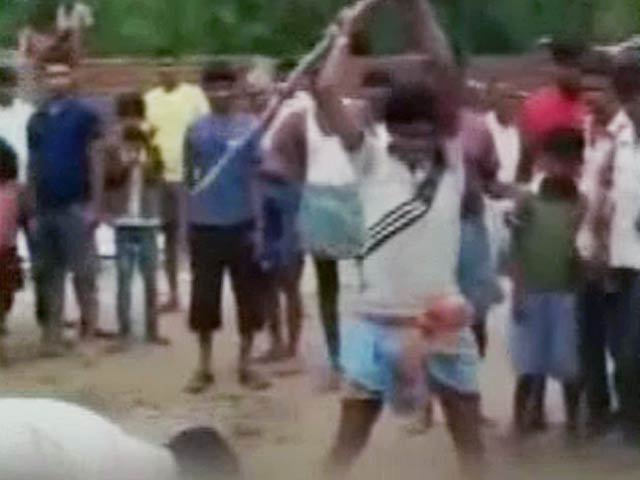Videos : बिहार में दो छात्रों की मौत से गुस्साए लोगों ने स्कूल निदेशक को पीट - पीटकर मार डाला