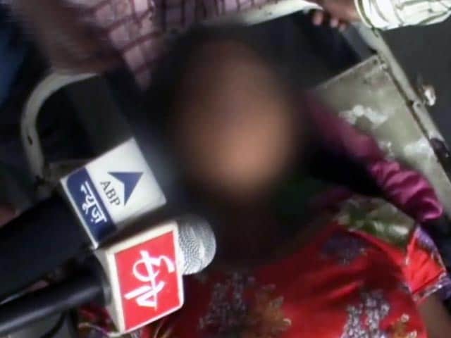 Videos : यूपी में कथित गैंगरेप पीड़ित ने थाने में खाया जहर