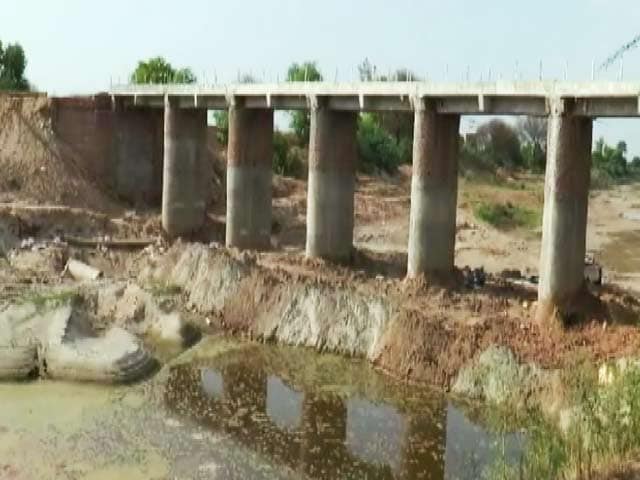 Videos : हरियाणा में गांव वालों ने बिना सरकारी मदद के बनाया एक करोड़ रुपये का पुल