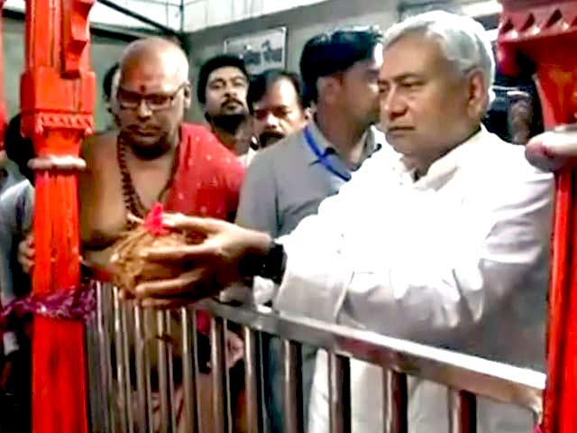 'हर घर दस्तक' की शुरुआत से पहले नीतीश पहुंचे मंदिर