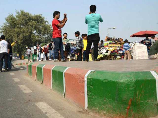 दिल्ली में सड़कों के भगवा रंगरोगन से सुरक्षा को लेकर बढ़ी चिंताएं