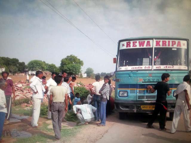 Videos : धौलपुर में स्कूल बस पर बिजली का तार गिरा, 15 बच्चे झुलसे