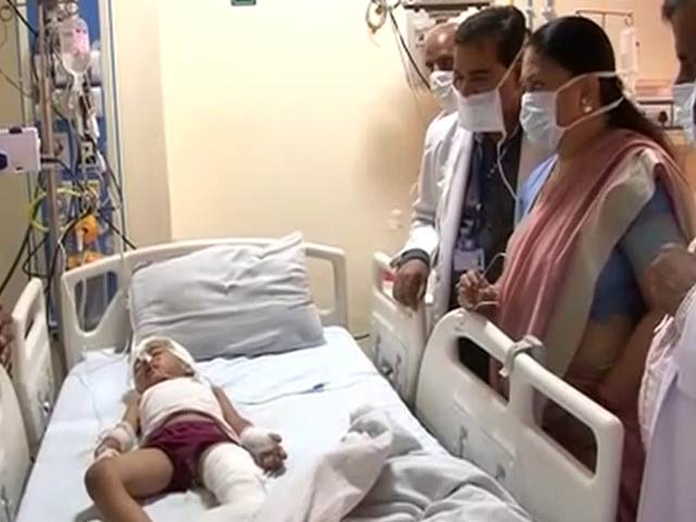 सड़क हादसे के बाद मृत बच्ची को छोड़कर निकल जाने पर घिरीं हेमा मालिनी सड़क हादसे के बाद मृत बच्ची को छोड़कर निकल जाने पर घिरीं हेमा मालिनी