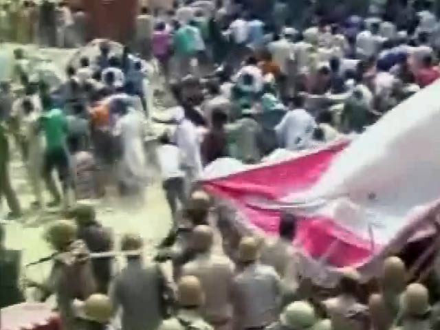 Videos : मुजफ्फरनगर में ट्रक ने दो स्कूली बच्चों को कुचला, नाराज ग्रामीणों ने किया उग्र प्रदर्शन