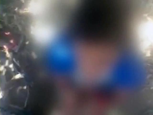 Videos : जम्मू-कश्मीर में सरेआम महिला के उतारे कपड़े, तीन आरोपी गिरफ्तार