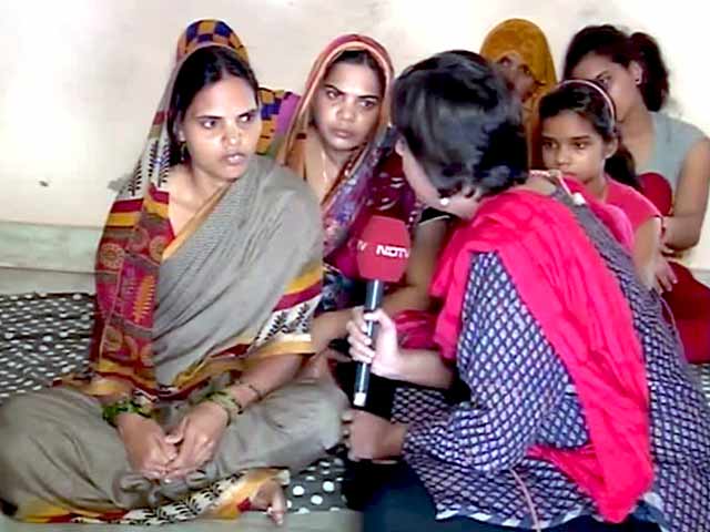 Videos : व्यापमं घोटाला : डॉक्टर आर्य की पत्नी ने कहा, 'पुलिस हमसे रिश्वत मांग रही थी'