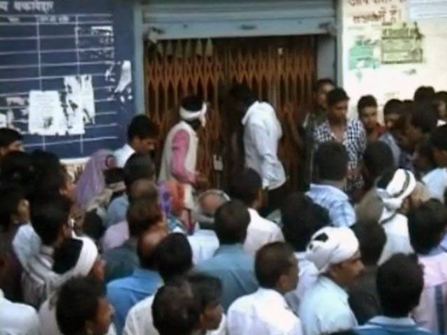 Videos : इलाहाबाद : ATM से पैसे निकालने गए युवक की करंट लगने से मौत