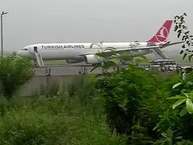 दिल्ली में विमान की इमरजेंसी लैंडिंग, जांच के लिए NSG कमांडो पहुंचे