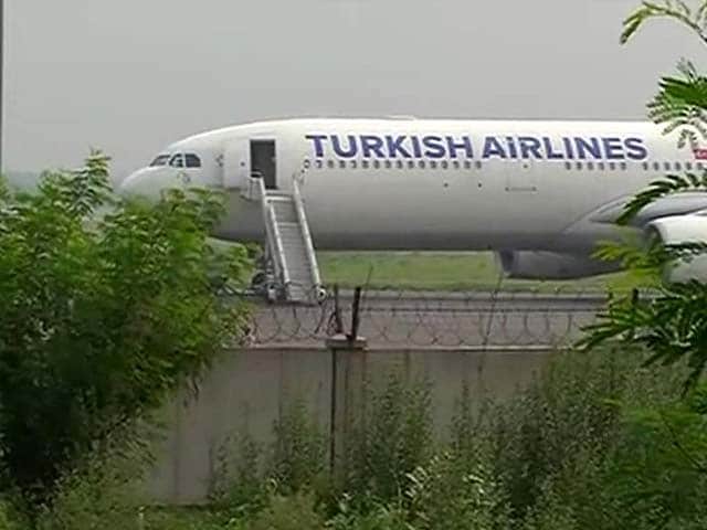 Video : After Bomb 'Threat' on Mirror, Turkish Airlines Passengers to be Questioned