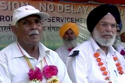 'वन रैंक वन पेंशन' के मुद्दे पर पूर्व सैनिकों की केंद्र सरकार को अजब सी धमकी 'वन रैंक वन पेंशन' के मुद्दे पर पूर्व सैनिकों की केंद्र सरकार को अजब सी धमकी