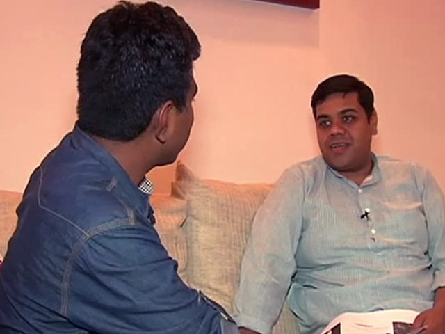 Videos : पीएम मोदी के सोशल मीडिया पर एक्टिव लोगों से मिलने पर बवाल