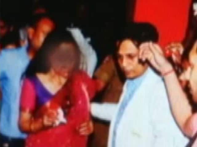 Videos : कार हादसे के लिए हेमा मालिनी ने बच्ची के पिता को बताया दोषी