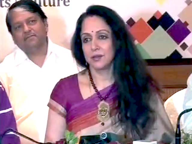 खबरों की खबर : एक्सीडेंट और मासूम की मौत पर हेमा मालिनी की ये कैसी सफाई