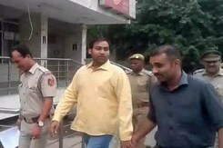 'आप' विधायक मनोज कुमार दो दिन की पुलिस रिमांड पर भेजे गए 'आप' विधायक मनोज कुमार दो दिन की पुलिस रिमांड पर भेजे गए