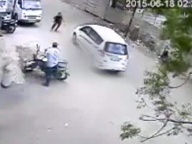 Videos : कैमरे में कैद : कार से कुचलकर भी सही सलामत रही बच्ची