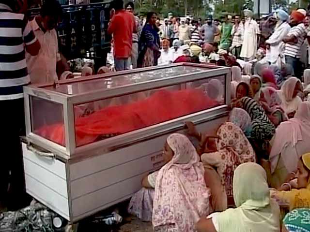 बस ने स्कूटर सवार को कुचला, गुस्साए लोगों ने जाम किया हाइवे