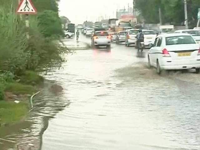 Video : A Morning's Rain Brings Smart City Gurgaon to its Knees