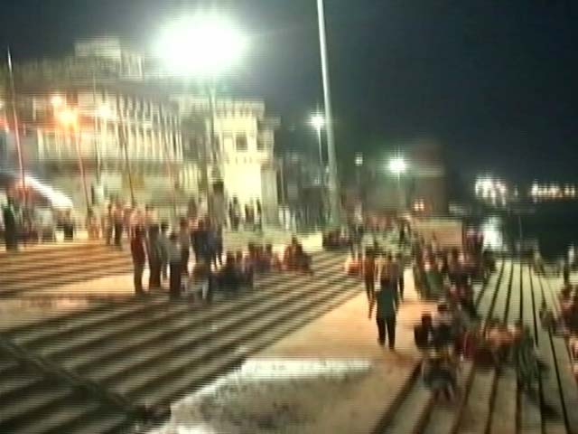 वाराणसी के घाटों पर लेड लाइट का विरोध!