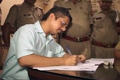 मुलायम के खिलाफ धमकी की शिकायत देने वाले आईपीएस अफसर पर रेप केस मुलायम के खिलाफ धमकी की शिकायत देने वाले आईपीएस अफसर पर रेप केस
