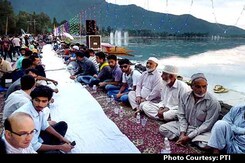 'Longest Iftar Party' in Asia Hosted Near Dal Lake in Srinagar 'Longest Iftar Party' in Asia Hosted Near Dal Lake in Srinagar
