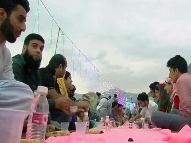 श्रीनगर में हुई एशिया की 'सबसे बड़ी' इफ्तार पार्टी