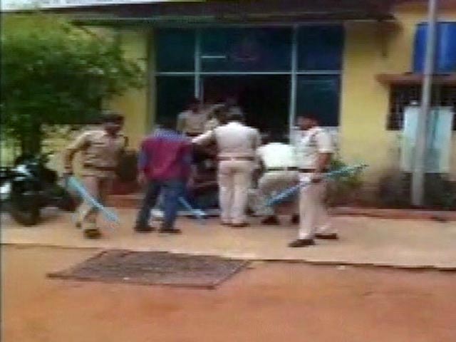 Videos : हरदा में पुलिस ने दो आरोपियों को सरेआम जमकर पीटा