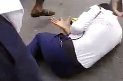 दिल्ली : चालान काटने पर लोगों ने ट्रैफिक पुलिस को पीटा दिल्ली : चालान काटने पर लोगों ने ट्रैफिक पुलिस को पीटा