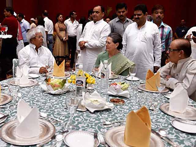 Videos : सोनिया गांधी की इफ़्तार पार्टी में नहीं शामिल हुआ कोई सपा नेता