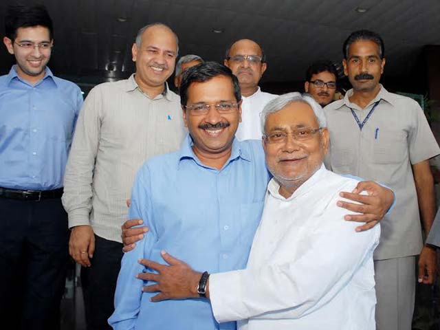 Video : Meeting No 4. Kejriwal and Nitish Kumar Continue Swapping Favours