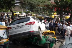 Gurgaon Gang War. SUV Fired At, Falls on Auto, 1 Dead Gurgaon Gang War. SUV Fired At, Falls on Auto, 1 Dead