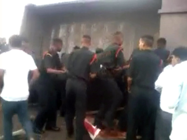 भारतीय सेना के जवानों का दम देखकर मुरीद हो गए आम लोग